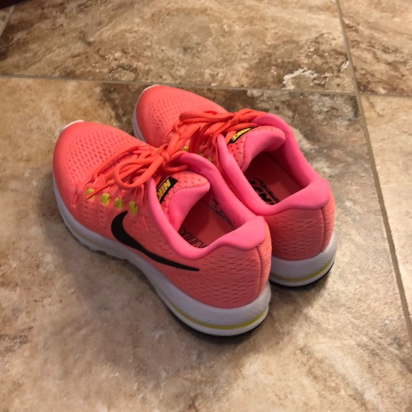 NWOB Women’s Nike Zoom Vomero 12 hot punch sz 8 - Picture 4 of 7